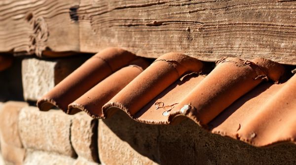 Astuces pour minimiser vos dépenses en rénovation de toiture en 2026